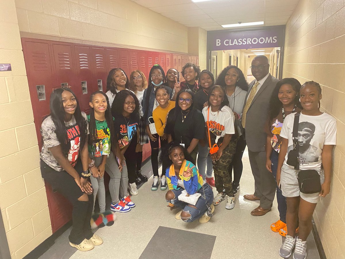It’s always a pleasure to have a visit from our superintendent @gonsoulinwalter. Our tenacious tiger cheerleaders were ready to show him their school spirit. @MinorHighTigers @JEFCOED @vettesands1920 #oneminormajorpossibilities