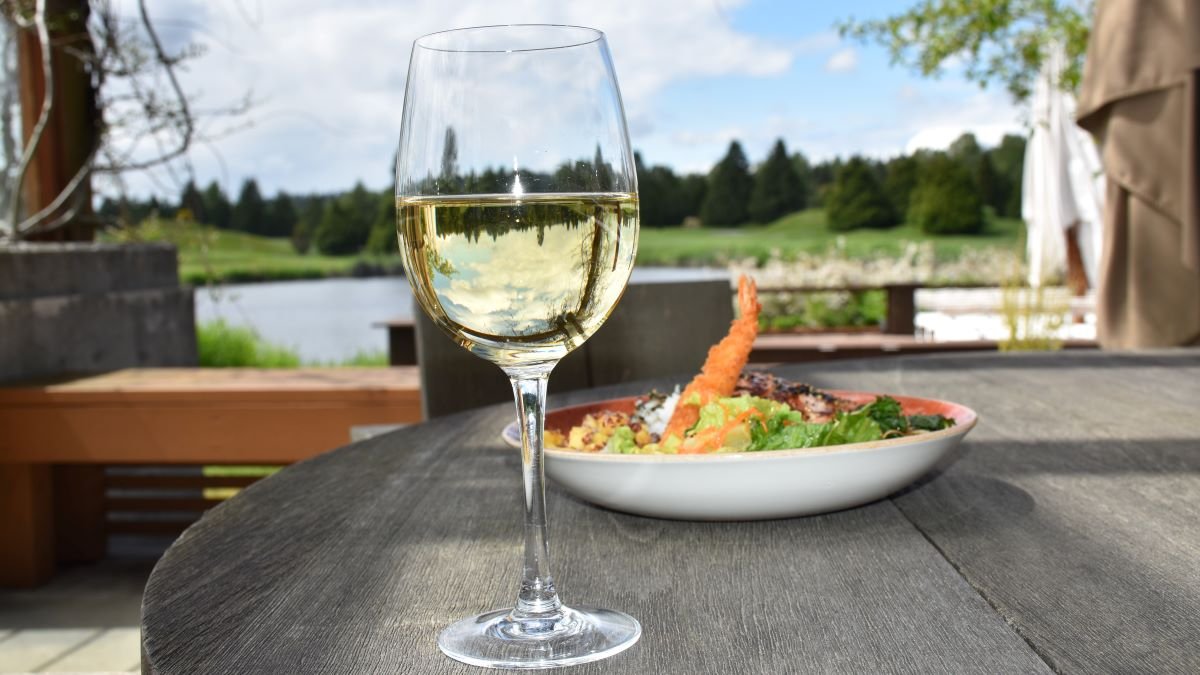 Searching for the perfect spot to grab a bite in Burnaby? Look no further! The Riverway Clubhouse combines award-winning food with Pacific Northwest-inspired architecture and beautiful views of the surrounding golf course. Book your lunch or dinner now: ow.ly/juNB50K1FEc