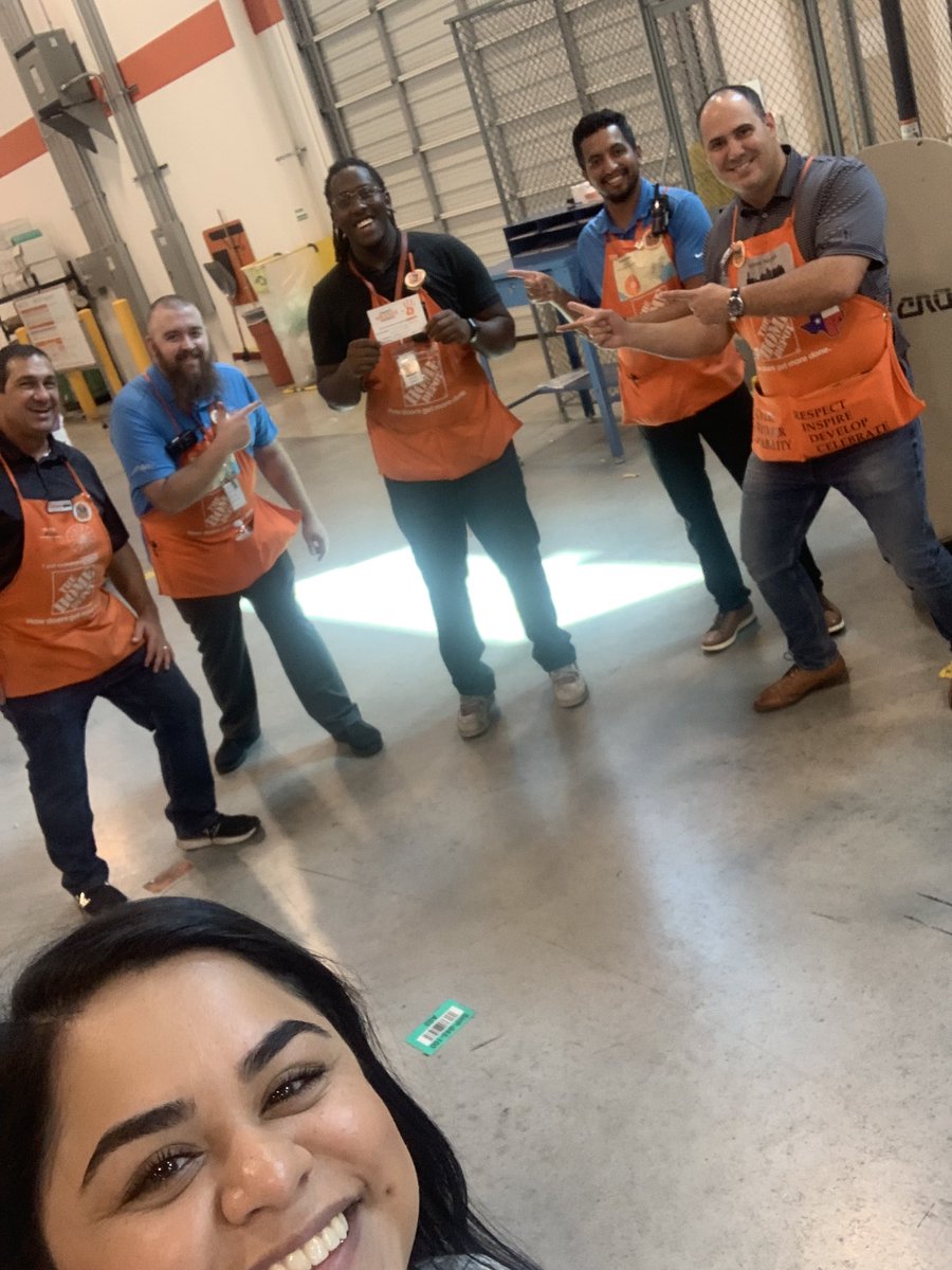 GabrielaM5520's tweet image. What an incredible visit at the San Antonio &amp;amp; Pflugerville MDOs! Recognized wonderful associates and leaders. Great job team for all your hard work and engagement! 👏🏼🎊 @YoankyH @cmldonahue