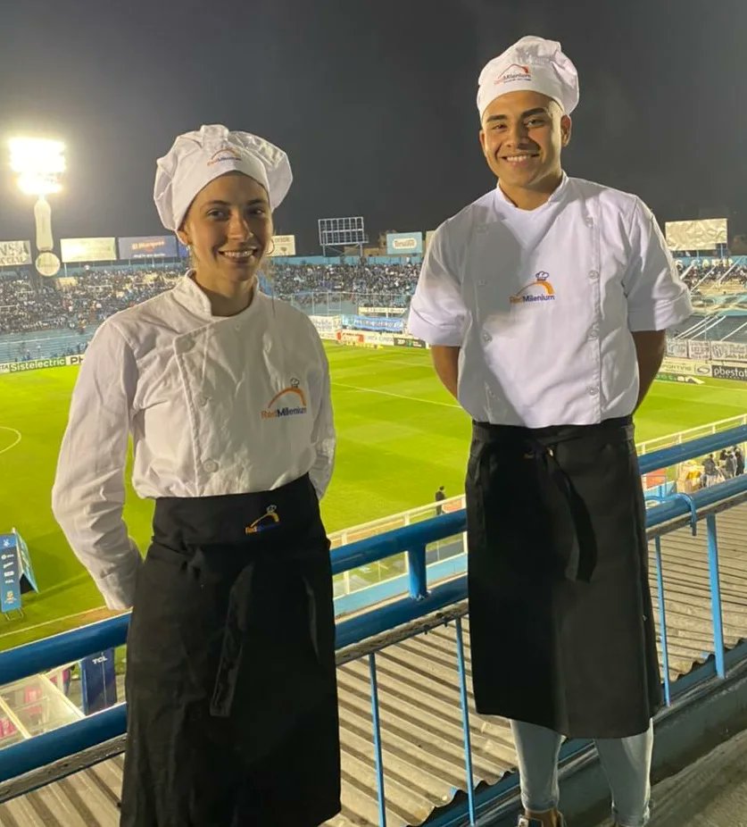 RMilenium's tweet photo. Muchas Gracias @ATOficial y a su presidente @marioaleito por permitirnos mostrar parte de lo que hacen nuestros alumnos de Gastronomía en #redmilenium
Siempre generosos a la hora de acompañar en charlas y capacitaciones.
En especial a @NavaSilvio y todo su depto de prensa 👍 https://t.co/WkW2zj4nKS