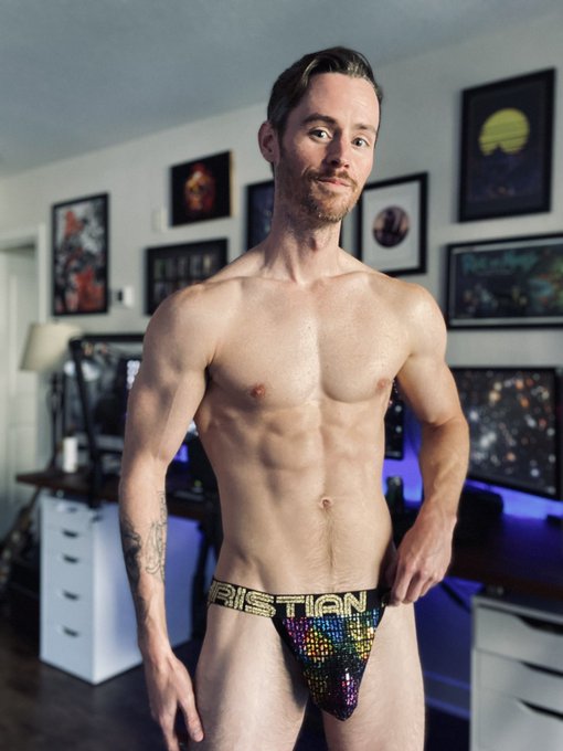 How come my subscribers never buy me underwear that covers my butt?? 😄 https://t.co/RFXWOCTvIL