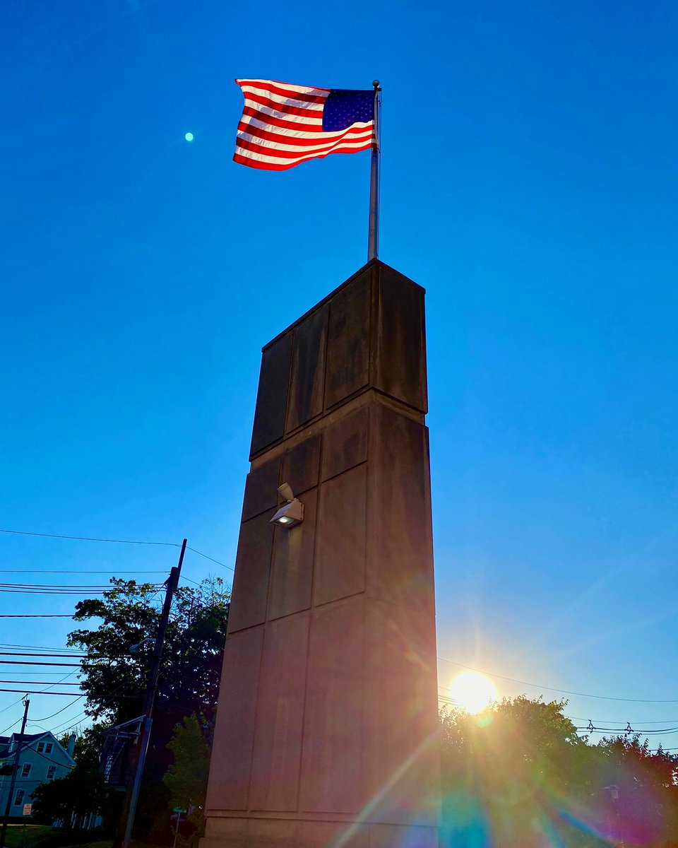 RULibraries's tweet photo. #Sunset at #AlexanderLibrary. 👀
Standing majestically at the Alexander Library entrance on College Avenue, this #flag pole is a gift of the @RutgersU Class of 1960.
#GoRU #Rutgers #RutgersLibraries #Library #StarsAndStripes #USA #TGIF #FridayVibes #NewBrunswick #NewJersey https://t.co/f1o6Ocetmr