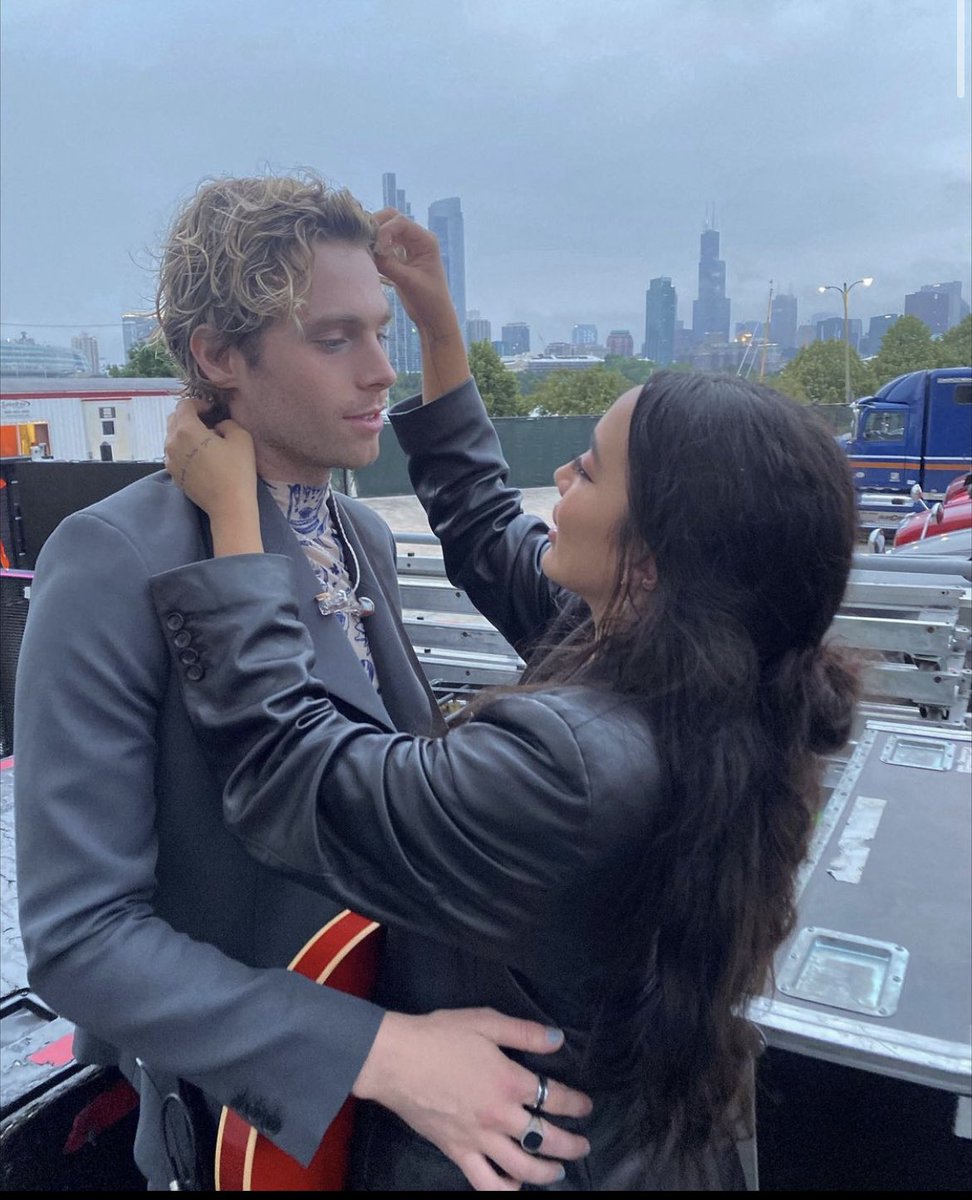 LukeInTheMirror's tweet image. They sing together on the new album