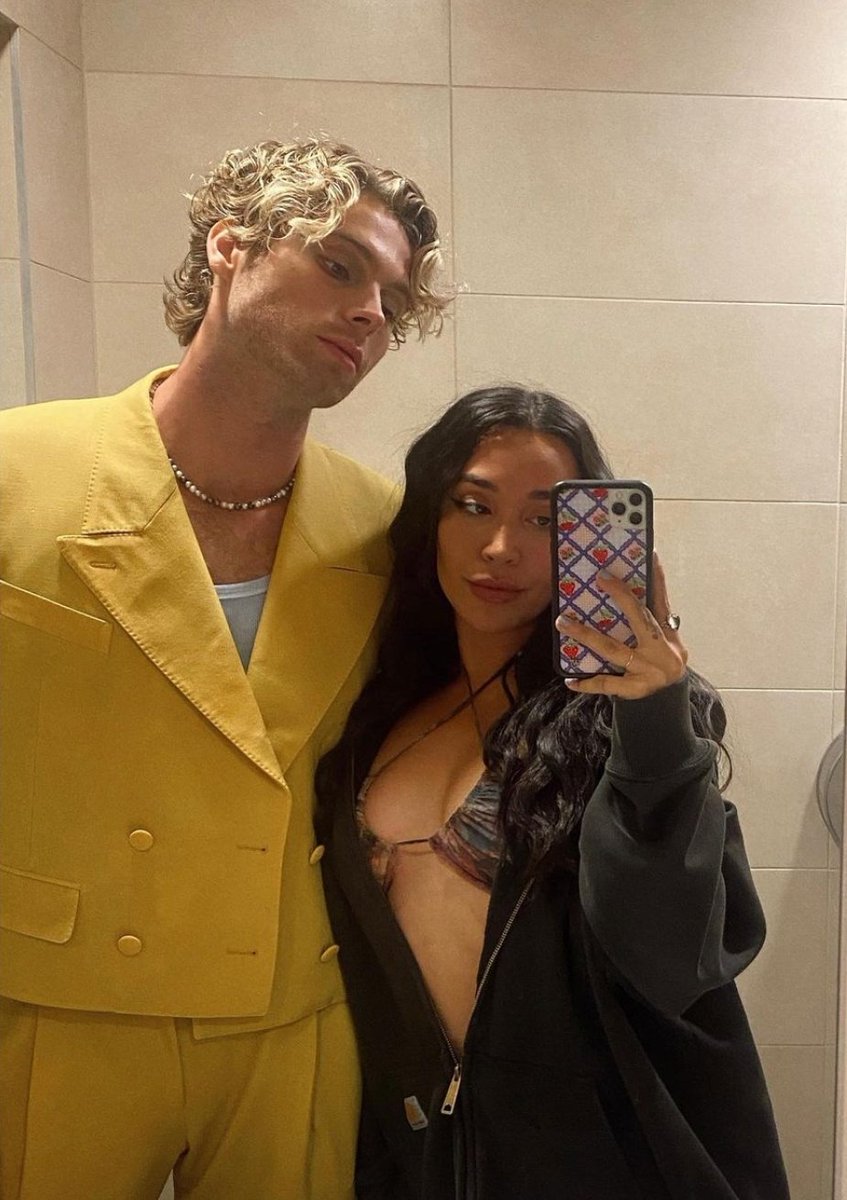 LukeInTheMirror's tweet image. They sing together on the new album