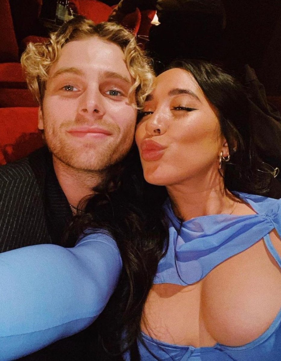 LukeInTheMirror's tweet image. They sing together on the new album