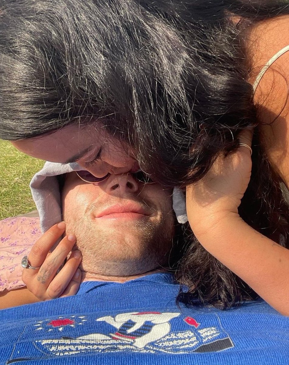 LukeInTheMirror's tweet image. They sing together on the new album