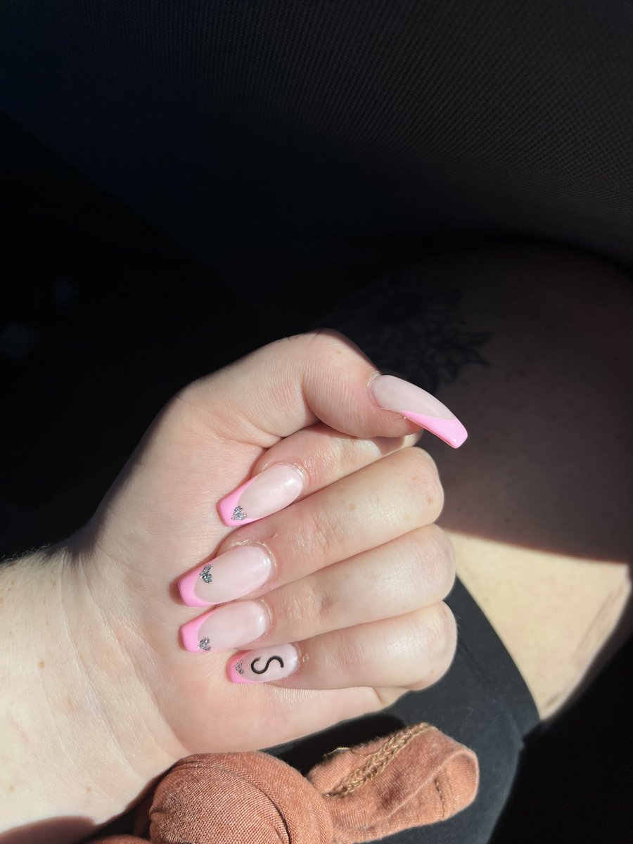 LAxDiaries's tweet photo. Harry Nails 🤍❤️💙
#lottoronto #torontolot #loveontour @hshq @ScotiabankArena @Harry_Styles 3 days people!!!!!! Let’s see those nails!!! https://t.co/1BAcNxD2Yq
