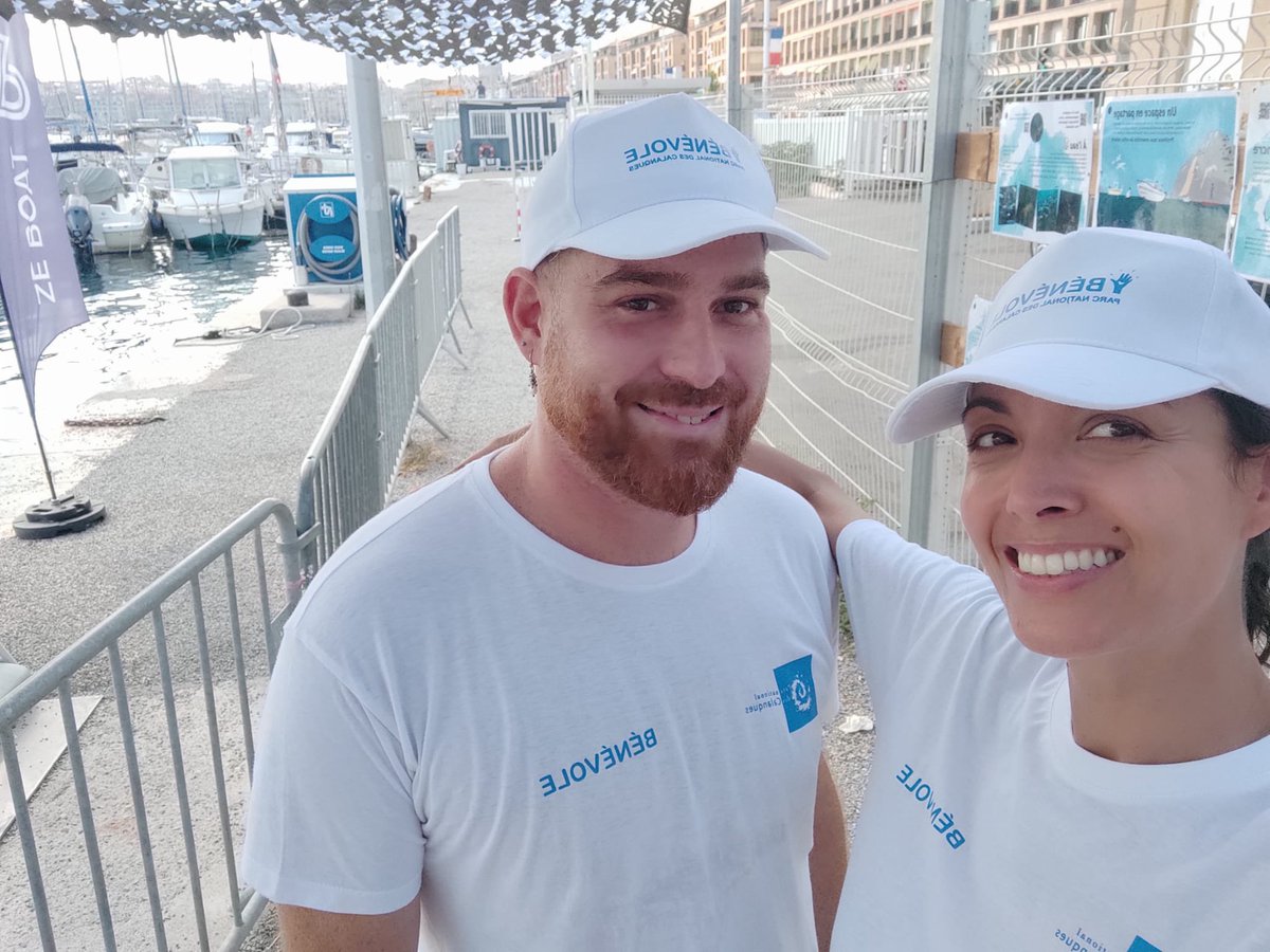 Aller encore plus loin 🌊
Tout l’été nous informons les loueurs de bateaux sur l’importance de préserver les Herbiers de Posidonie du <a href="/ParcCalanques/">Parc national des Calanques</a>.
Ce matin, nos ambassadrices <a href="/Kaporal/">Kaporal</a> en action sur le Vieux-Port.
#Kaporal : une #mode #engagée