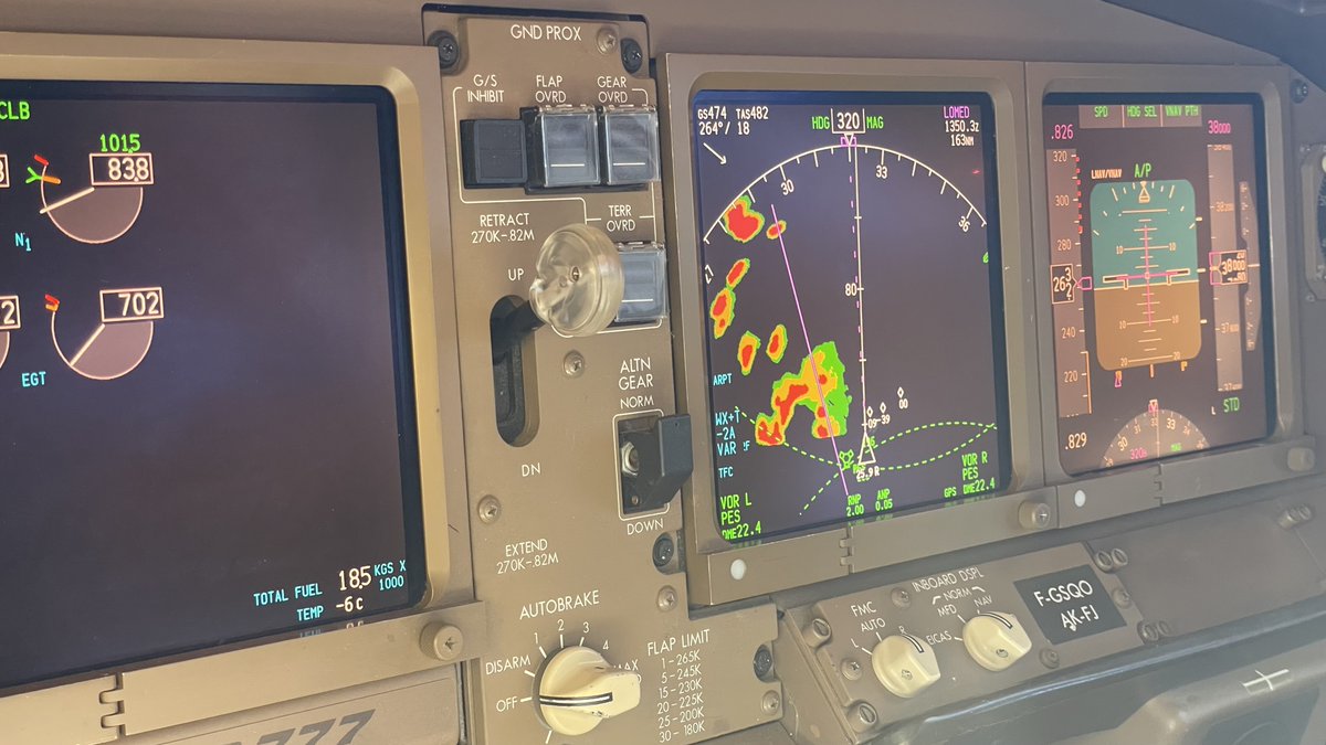 zepyaf's tweet photo. En triant des photos je retombe sur notre retour de la Réunion #AF645 de dimanche et nos contournements d’orages intenses sur l’Italie : 
On voit bien que la carte EWAS (3) présente une position simulée alors que la carte LIDO (4) utilise la vraie position GPS de l’avion… https://t.co/eW9BfYRpwE