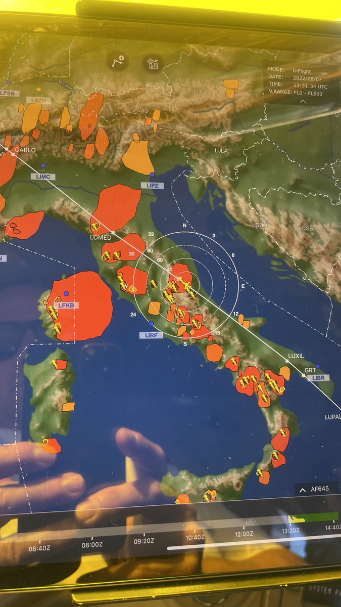 zepyaf's tweet photo. En triant des photos je retombe sur notre retour de la Réunion #AF645 de dimanche et nos contournements d’orages intenses sur l’Italie : 
On voit bien que la carte EWAS (3) présente une position simulée alors que la carte LIDO (4) utilise la vraie position GPS de l’avion… https://t.co/eW9BfYRpwE