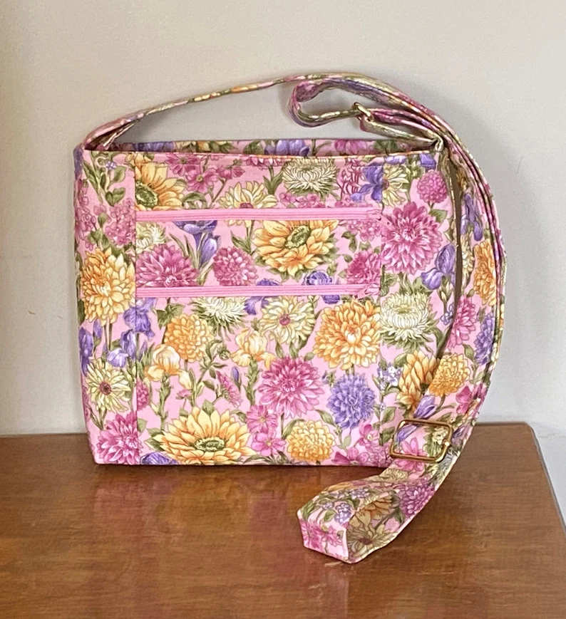 annimae9's tweet photo. Summer Floral Crossbody Purse with Lots of Pockets & Adjustable Strap - Smartphone Purse - iPhone 11 Purse #SimplyNiftyBags #handmadepursesbagsnmore #summerfloralcrossbodypurse #smartphonepurse #iphone11purse #multiplepockets https://t.co/3xJ2bQbjY2 https://t.co/YPBzis363J
