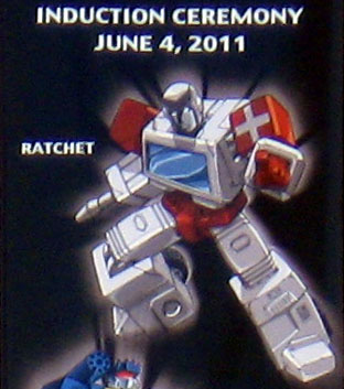 TF_Moments's tweet photo. not wanting legal trouble with Red Cross, the TF Hall Of Fame picture for Ratchet inverts the colours on his shoulders....making it look like Ratchet is now Swiss. (2011) https://t.co/cjI6G0X2UC