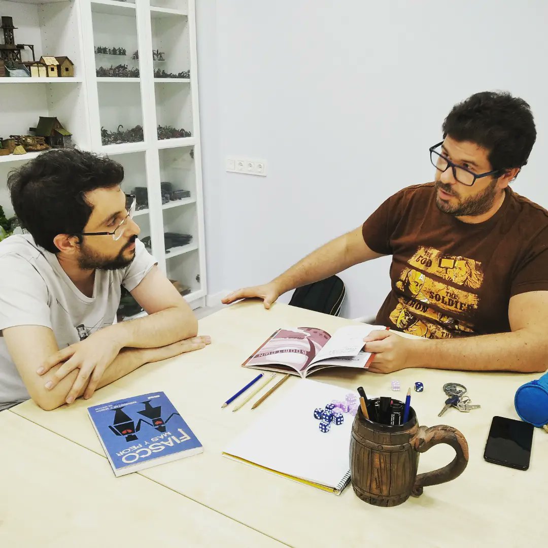 encuentromurcia's tweet photo. Esta tarde jugamos #fiasco de @edgeent, un juego en el que las cosas nunca salen como uno espera. Ups! 💰🪓💣
#encuentroaleatorio #murcia #edgeentertainment #juegosderol #rol #rpg #roleplaying #roleplayinggame #improvisacion https://t.co/OnTQTGJc0U