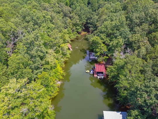 arthurprescott's tweet photo. Another Lake Lanier Waterfront Lot Just Sold By Arthur Prescott @ Lake Sidney Lanier Homes! Fantastic waterfront, cove lot on quiet northern end of Lake Lanier! Excellent lot, lake access, views &amp; value! Sale Price: $45,000 #LakeLanierLotsAndLand https://t.co/8030tvMpv9