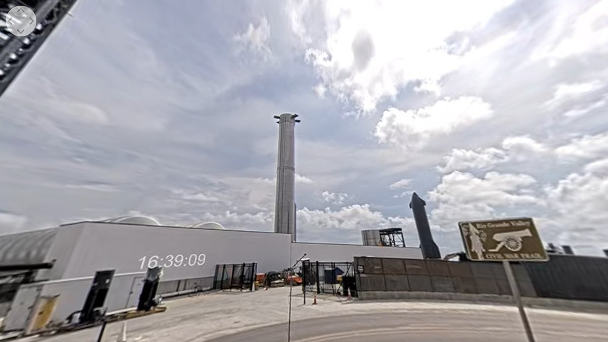 VickiCocks15's tweet photo. #B7 popping over to say g'bye to #S24 once more as she heads back to the build site to get those #Raptors she forgot to bring to the #Starbase #LaunchComplex with her. Great views from @LabPadre on both #VR and #Rover2 Cams! https://t.co/k7afLpHDu4