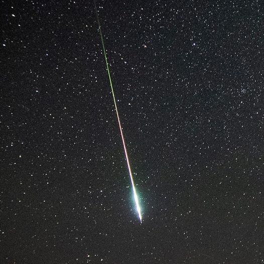 ciencianautas's tweet photo. Hoje tem chuva de meteoros! Considerada uma das melhores chuvas do ano, as Perseidas são capazes de proporcionar cerca de 60 meteoros por hora em locais favoráveis. Ela é visível na direção da constelação de Perseu e pode ser vista de todo o Brasil. https://t.co/qyl8AEzwFO