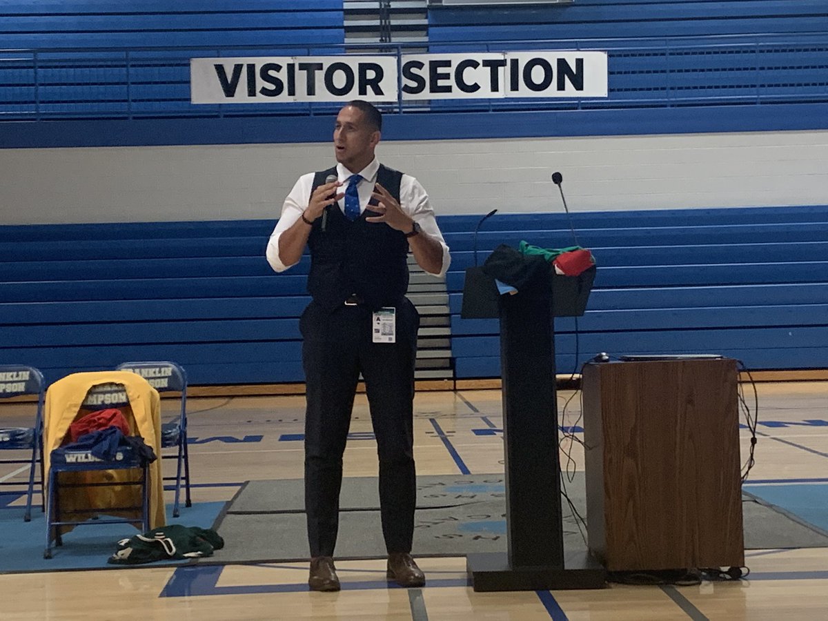 tim_schlosser's tweet photo. Great to kick off the 22-23 school year in Simpson Co with Gian Paul Gonzalez!!! #1FS #Allin https://t.co/8RRSc27oxX
