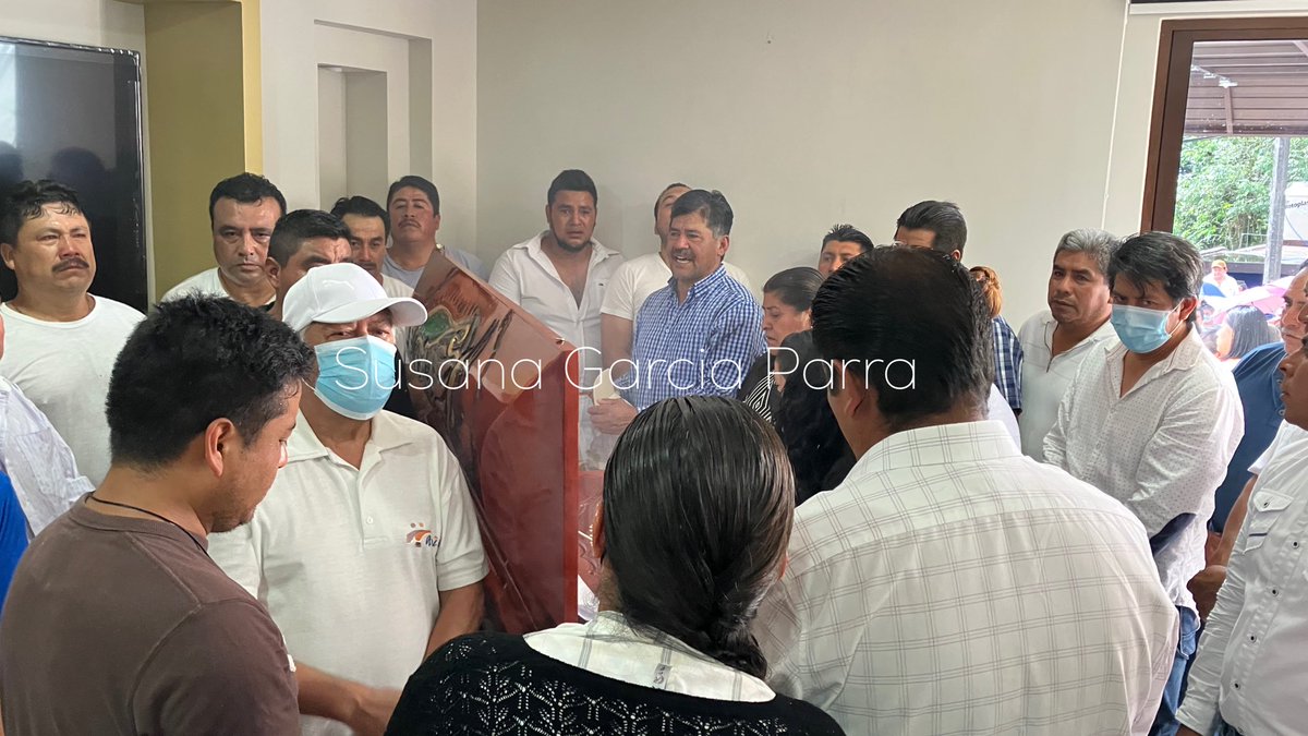 SuzanParra's tweet photo. Familiares, amigos y habitantes de Rafael Lucio, dieron el último adiós al exalcalde, José Allan Libreros, quien fue asesinado la el pasado 9 de agosto, en San Miguel del Soldado

Con música y flores en mano, exigieron que su muerte no quede impune “caiga quien caiga” https://t.co/NddVOkYy6b