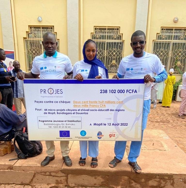 lavoixdemopti's tweet photo. Ce vendredi 12 août, le Programme Jeunesse et Stabilisation #PROJES a procédé à la remise des chèques pour le financement de 44 micro-projets dans les régions de #Mopti, #Bandiagara et #Douentza. Cette initiative est soutenue par l'Union Européenne. https://t.co/30ylYA3Ufu