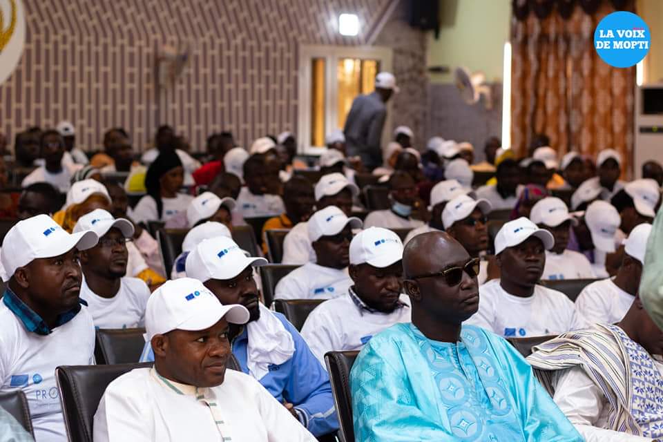lavoixdemopti's tweet photo. Ce vendredi 12 août, le Programme Jeunesse et Stabilisation #PROJES a procédé à la remise des chèques pour le financement de 44 micro-projets dans les régions de #Mopti, #Bandiagara et #Douentza. Cette initiative est soutenue par l'Union Européenne. https://t.co/30ylYA3Ufu