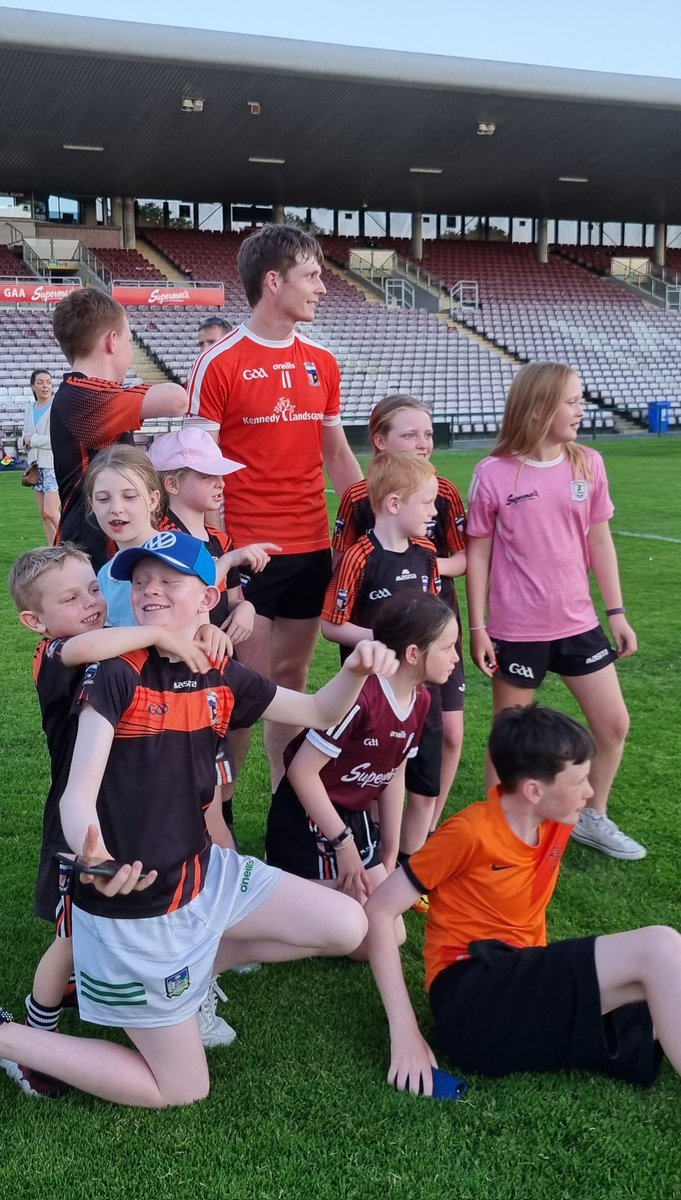 Dónall Ó Cualáin agus a chuid "fans" tar éis bua <a href="/CLGBhearna/">CLG Bhearna</a> ar Naomh Séamus i gCraobh Shinsear Peile <a href="/Galway_GAA/">Galway GAA Official</a> 

Beidh agallamh a rinne Dónall le Gearóidín le cloisteáil ar Spórt an tSathairn ar <a href="/RTERnaG/">Raidió na Gaeltachta</a>
