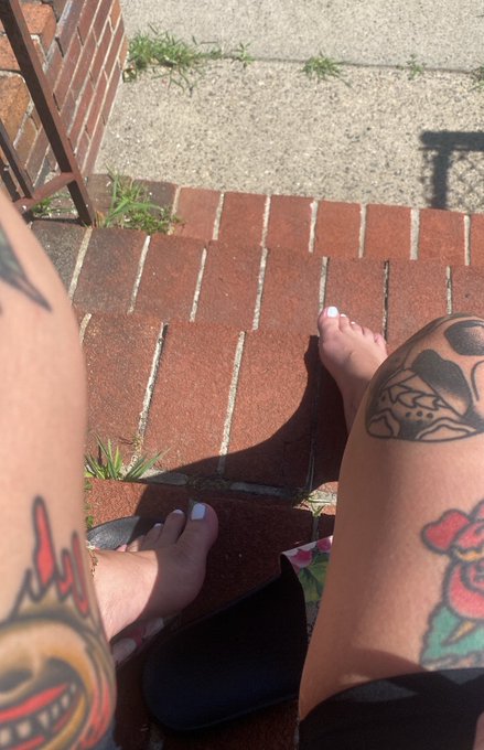 white toes >> https://t.co/2Ahm5IWucc