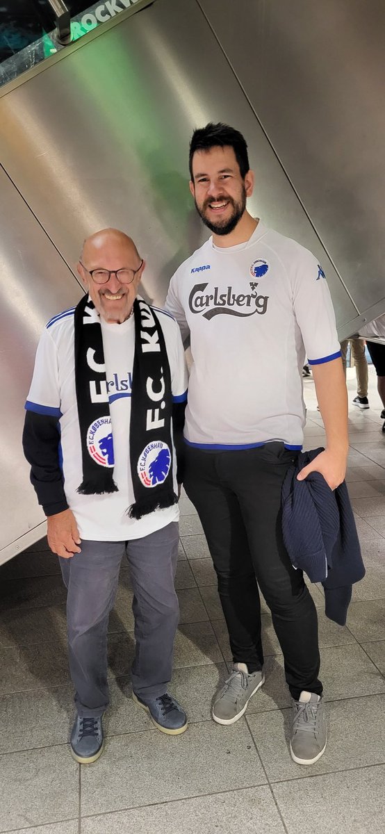 Nichlas1990's tweet photo. Lortekamp, men jeg mødte en kendt !
#fckdk #slik #fcklive https://t.co/omumjRu5GR