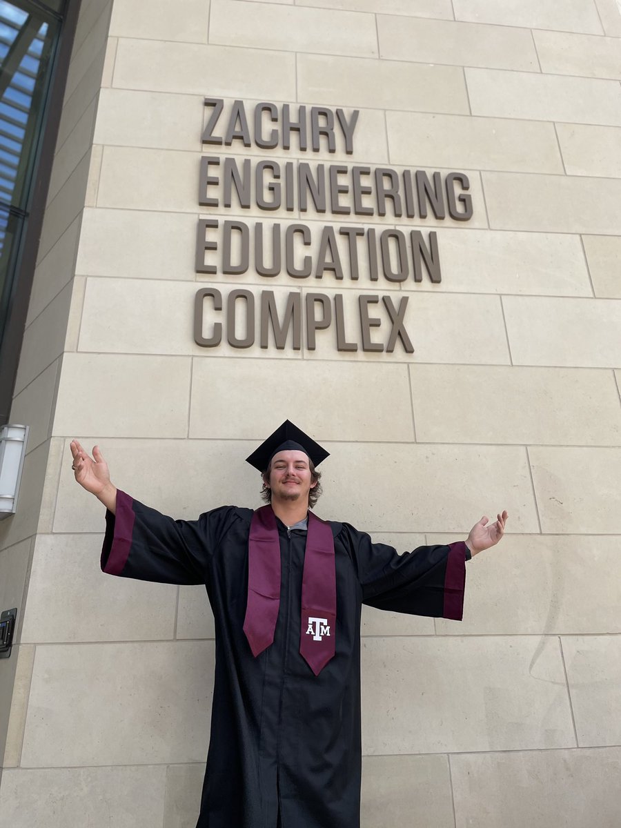 JaneenMHight's tweet photo. #tamugrad https://t.co/jdysUBWW9R