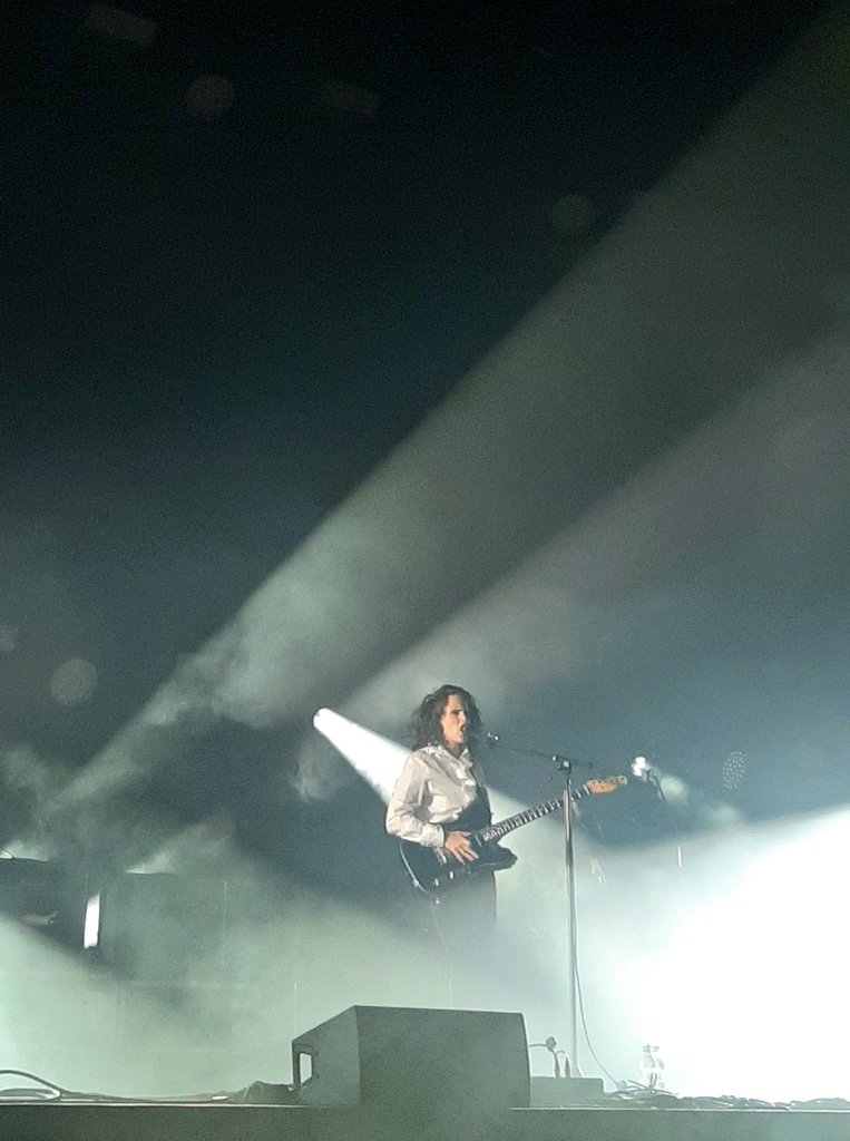 4duckie2see's tweet photo. Livemuziek is zó mooi. Hatis Noit die honing in haar keel laat glijden. Drummer Anna Calvi die over zijn drumstel hangt om haar knikje niet te missen als zij met gitaar grond ligt en beveiliger die met glimlach bij Squid zelfde crowdsurfer 4x over hek sleurt #hpf22 #haldernhitte https://t.co/9kSFp3dglX