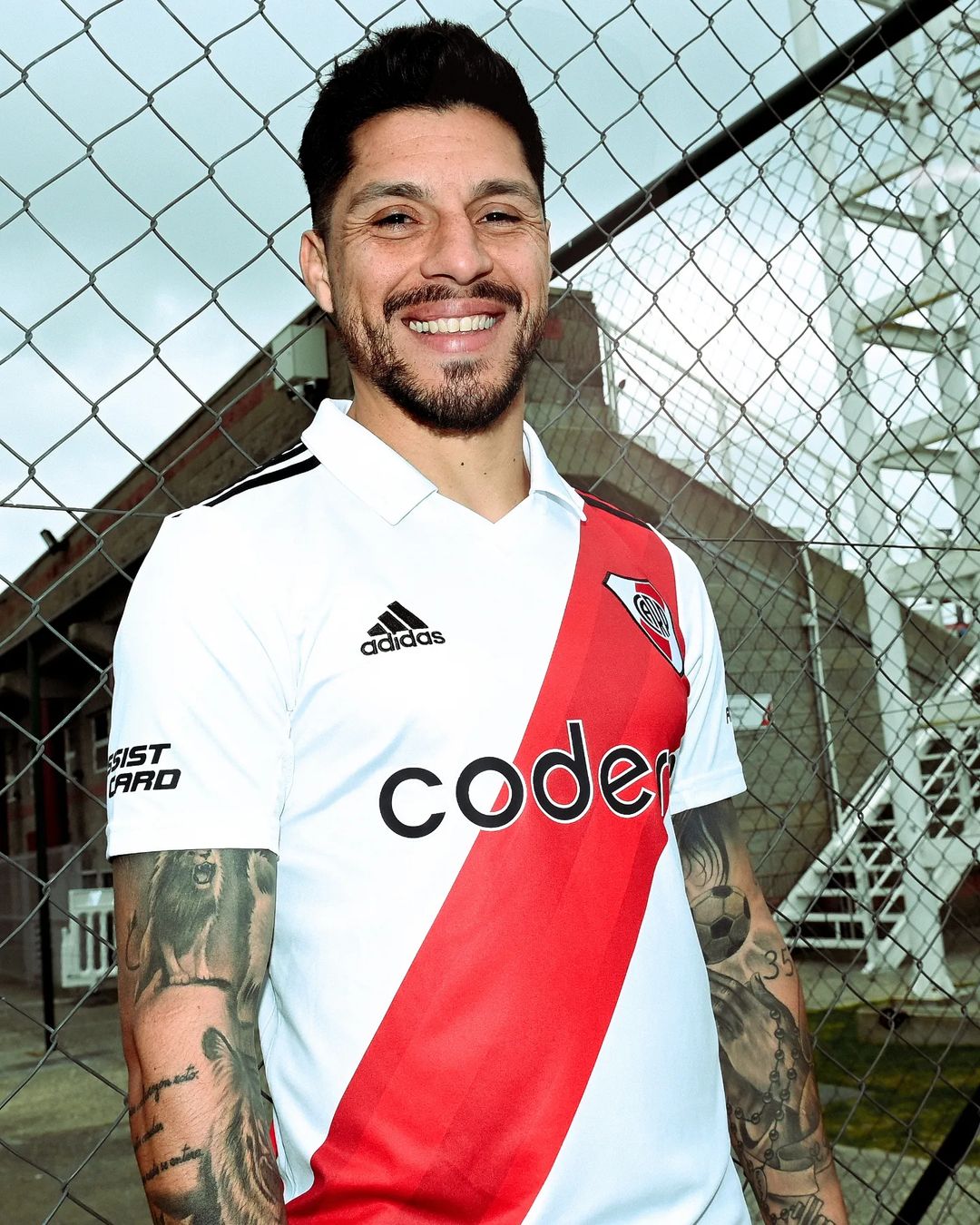 FZ_j8JmX0AEdISb?format=jpg&name=large