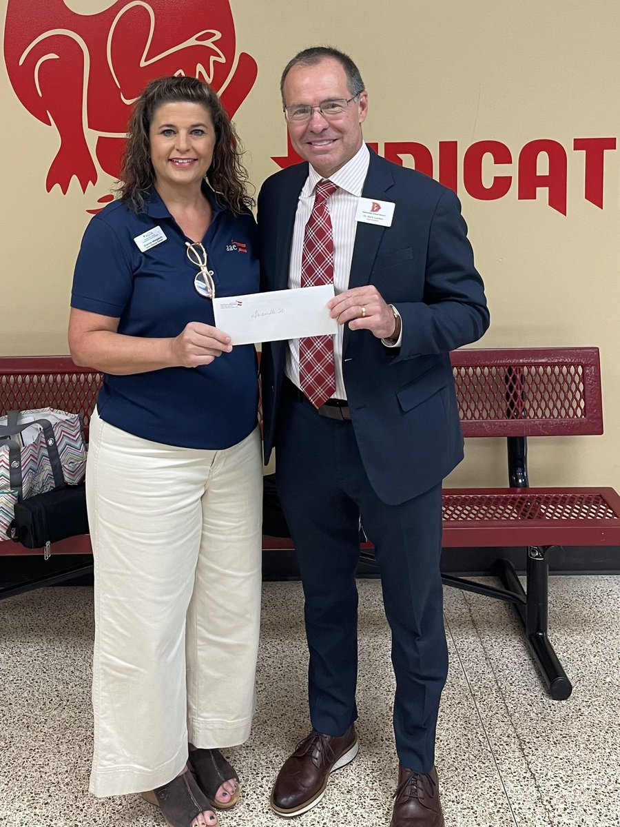 astapro's tweet photo. #Dardenelle #SANDLIZARDS are ready for a great year!
Shanna Morgason happily presented Supt Mark Gotcher with a check that will be used to gift lunches to kids who don’t quite qualify for free/reduced lunch. https://t.co/6VoDxU013E
