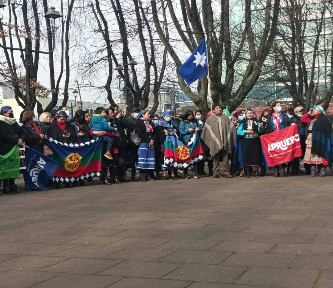 Desper1Wallmapu's tweet photo. 🟢Banderazo Mapuche realizado en la plaza leftxaru en Temuko, Wallmapu. 
En la actividad estuvieron presentes  ex convencionales Mapuche.
Demostrando la unidad del territorio y un llamado a multiplicar el #apruebo en Wallmapu. 
#MayPilen
#FelepeMay
#NuevaConstitución https://t.co/70wauGjUnr