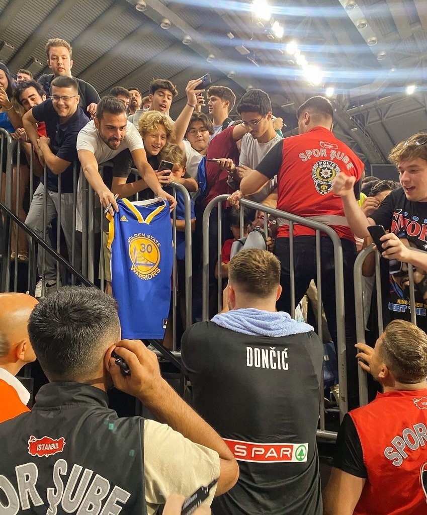 LukaUpdates's tweet photo. Turkish fan asked Luka to sign his Curry jersey 😶😅 https://t.co/wuNVUgqclJ