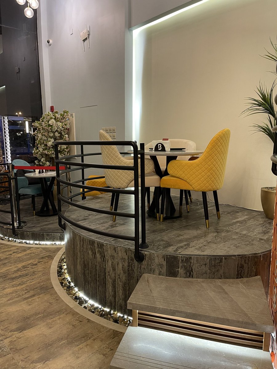 dalil_alriyad's tweet photo. بي فايف لاونج @B5_Lounges 

📍طريق الأمير تركي الأول .. مجمع لومير سنتر 
🔹إفتتاح تجريبي ⏰ من 6:30 م - 2:00 ص 

▪️مكان وديكور مميز وراقي . 
▪️طرق تقديم جميلة ومبتكرة .
▪️يقدمون لكم امبولات قهوة باردة كضيافة . 
▪️جلسات داخلية مفتوحة وخارجية مع رذاذ . 
▪️يوجد موسيقى 🎼 https://t.co/VnGxRXVV9W