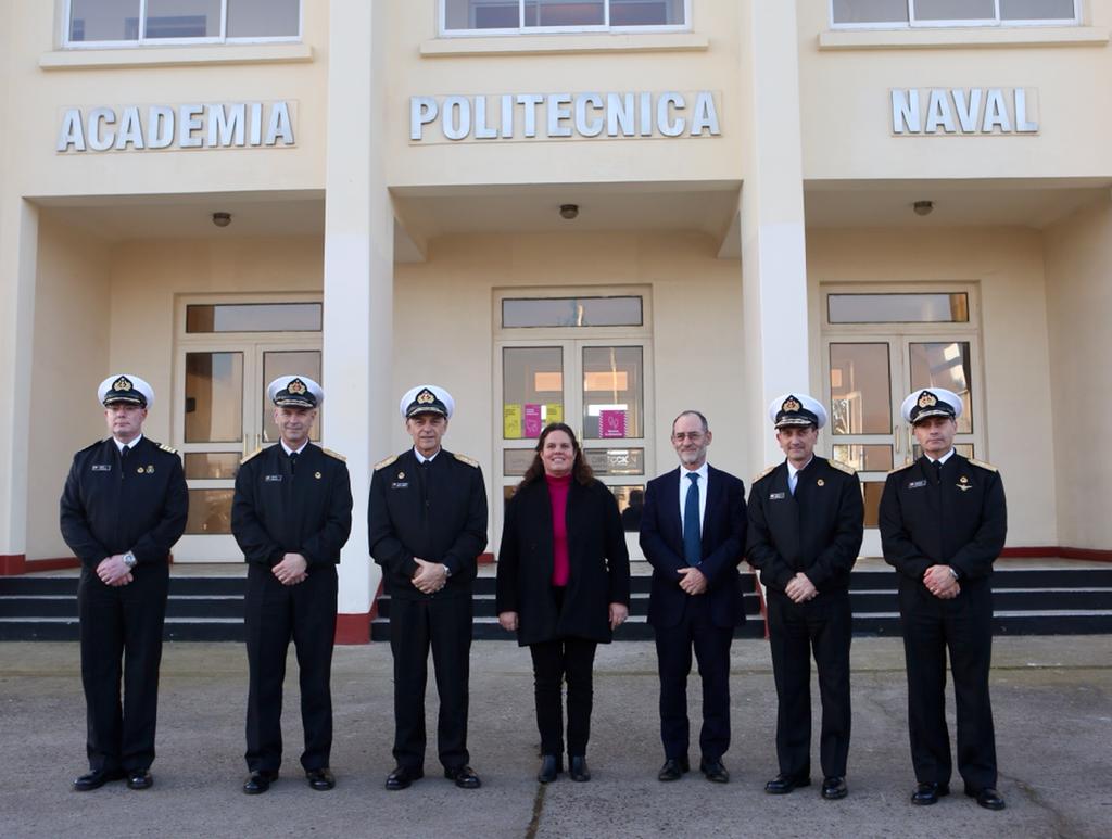 mindefchile's tweet photo. ⚓🇨🇱La ministra de Defensa Nacional @mayafernandeza junto al subsecretario para las FFAA. @subse_ffaa, y el Comandante en Jefe de la @Armada_Chile, recorrieron dependencias de la Escuela Politécnica Naval, dónde conocieron las capacidades docentes y operativas de la #Apolinav. https://t.co/IqBujXfoC0