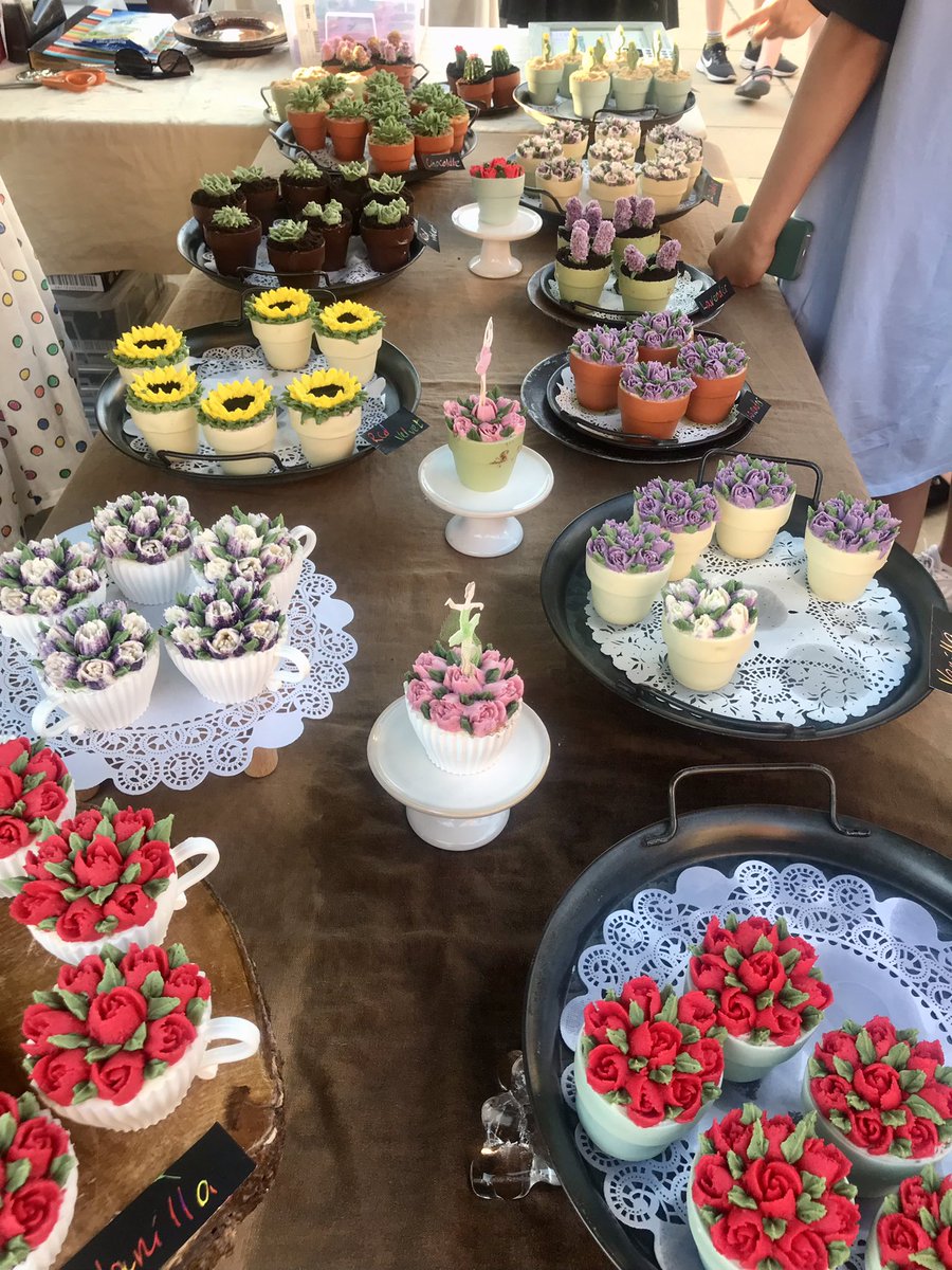 DrAyshaRaza's tweet image. Spoilt for choice at #TrashAndTreasure #StreetFood market at the @BrenthamClub tonight! Brilliant to meet local makers &amp;amp; bakers to taste &amp;amp; talk about their foodie produce 😋😋😋 #SupportLocal #BuyLocal #EatLocal