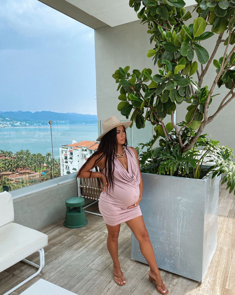 AlysaSimms's tweet photo. On vacation w/ someone’s daddy 📍 https://t.co/NFC0QtCrOD