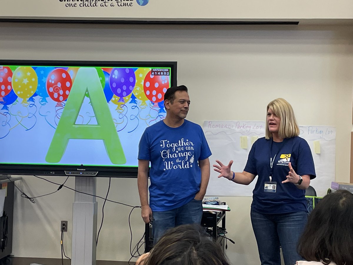 Mrs_GigiVasquez's tweet photo. I am so impressed and lucky to be part of our @SBEBears. Our superintendent @SBISD Dr. Jennifer Blaine, and our líder @DRodriguez_SBE gave us the good news our school ranks “A”. Congrats! https://t.co/GczdgBS0DK