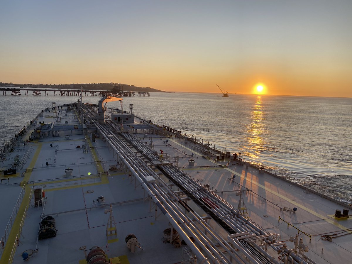 CaptAndres's tweet photo. Ocaso en la Bahía de Quintero. Amarrando BT Aqualegacy LOA 249 Mts al Terminal Multicrudo-Enap @Cp_Quintero @EmilioRifo @Off_Valpo @EspinosaMeteo @Enap_Informa  @gm_valparaiso @ctrivique https://t.co/jmfZk92s0O