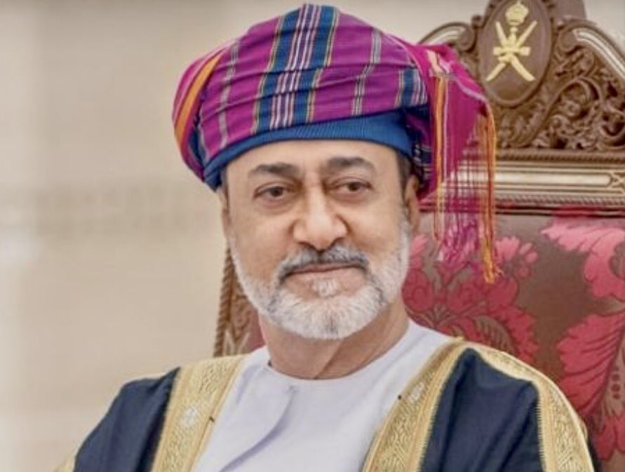 ييت أبا ريسوت .. و شاطي افتلقوت
في صلالة هَيثم .. يا جبل .. ضيكوت

هيثم  السلطان .. من عروق عمان
مدّته .. وديان .. بالسخا  منعوت

#صلاله٢٠٢٢