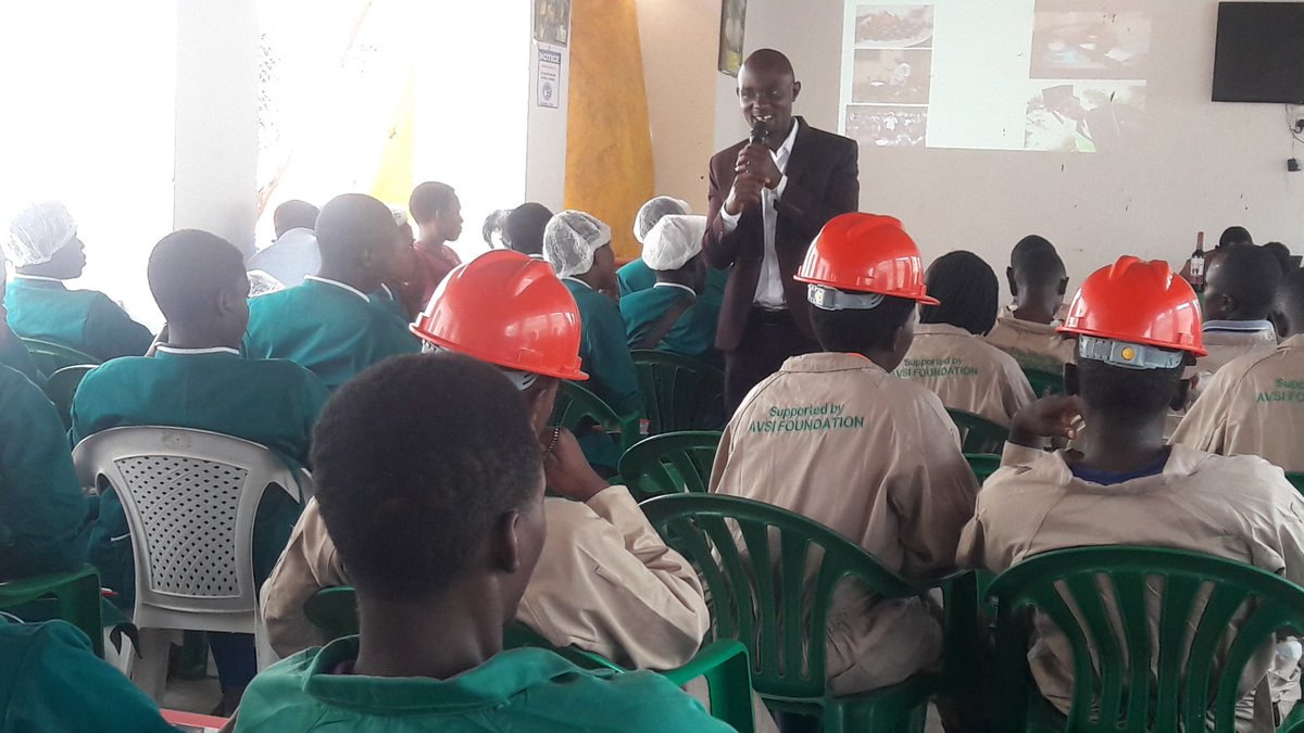 EnockAmpumuza's tweet photo. Bravo! Michael Muhanguzi-Co-Director of @nyongerayoghurt &amp; a distinguished youth agripreneur skilled under the @FondazioneAVSI @TheSAYproject inspiring peers undergoing skilling at #KagiraSkillsDevelopmentCentre through "The youth role-modelling approach to skilling"👌👏 https://t.co/3ahoCBkPNU