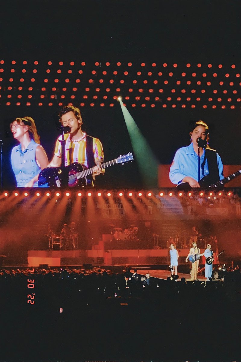 carmmn__'s tweet photo. lo cómoda, feliz y acompañada que me sentí, te prometí volver a verte y lo cumplí ese día, ahora te prometo volver a vernos y se que lo cumpliré de nuevo, te quiero harry y te quiero natalia por estar presente 🫶🏽 #HarryStyles https://t.co/QSwQeNILtE