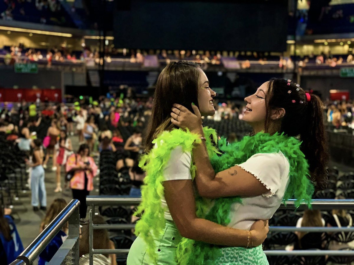 carmmn__'s tweet photo. lo cómoda, feliz y acompañada que me sentí, te prometí volver a verte y lo cumplí ese día, ahora te prometo volver a vernos y se que lo cumpliré de nuevo, te quiero harry y te quiero natalia por estar presente 🫶🏽 #HarryStyles https://t.co/QSwQeNILtE