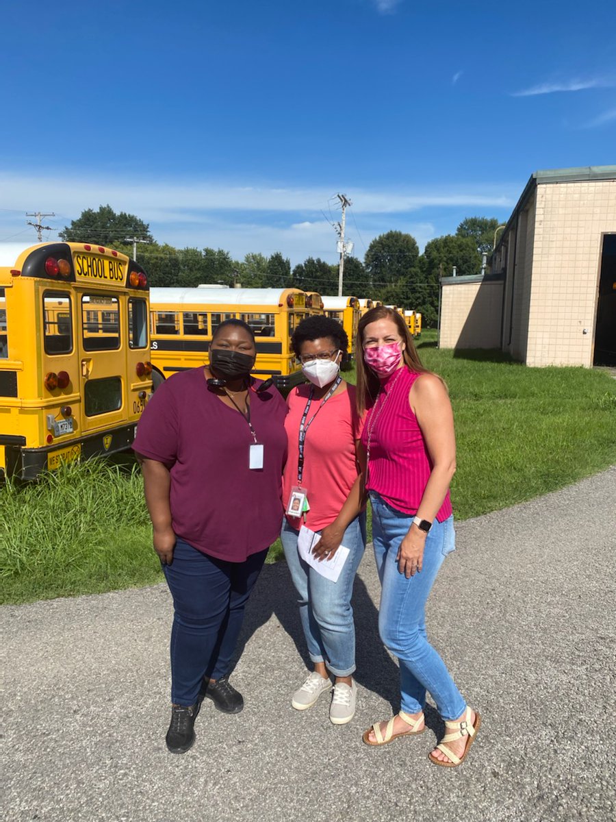 Hope everyone had a great first week! We loved helping the little ones at the bus depots. <a href="/JCPSKY/">JCPS</a> <a href="/JCPSAsstSuptES/">Dr. LaMesa Marks-Johns</a> @JCPSAsstSuptES3 @JCPSAsstSuptCC