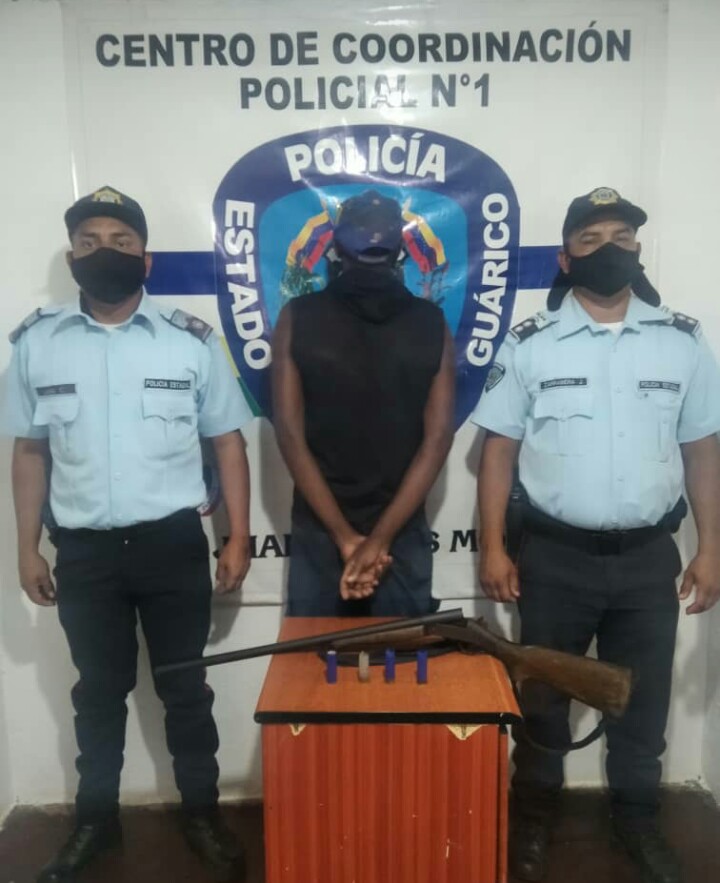 #12Ago| Durante labores de patrullaje, funcionarios adscritos al CCP1 relizaron la aprehensión de un (01) ciudadano por incurrir en los delitos de Porte Ilícito de Arma de Fuego y Contra las Personas, el mismo fue puesto a la orden del Ministerio Público.
#JuventudPresenteYFuturo