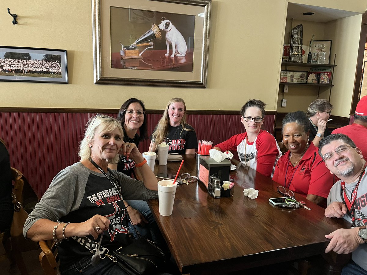 LCISDNavarro's tweet photo. Our NMS staff was out in the community today and made a stop at Another Time Soda Fountain for a treat and a little Rosenberg history. https://t.co/x6KrGCkRpT