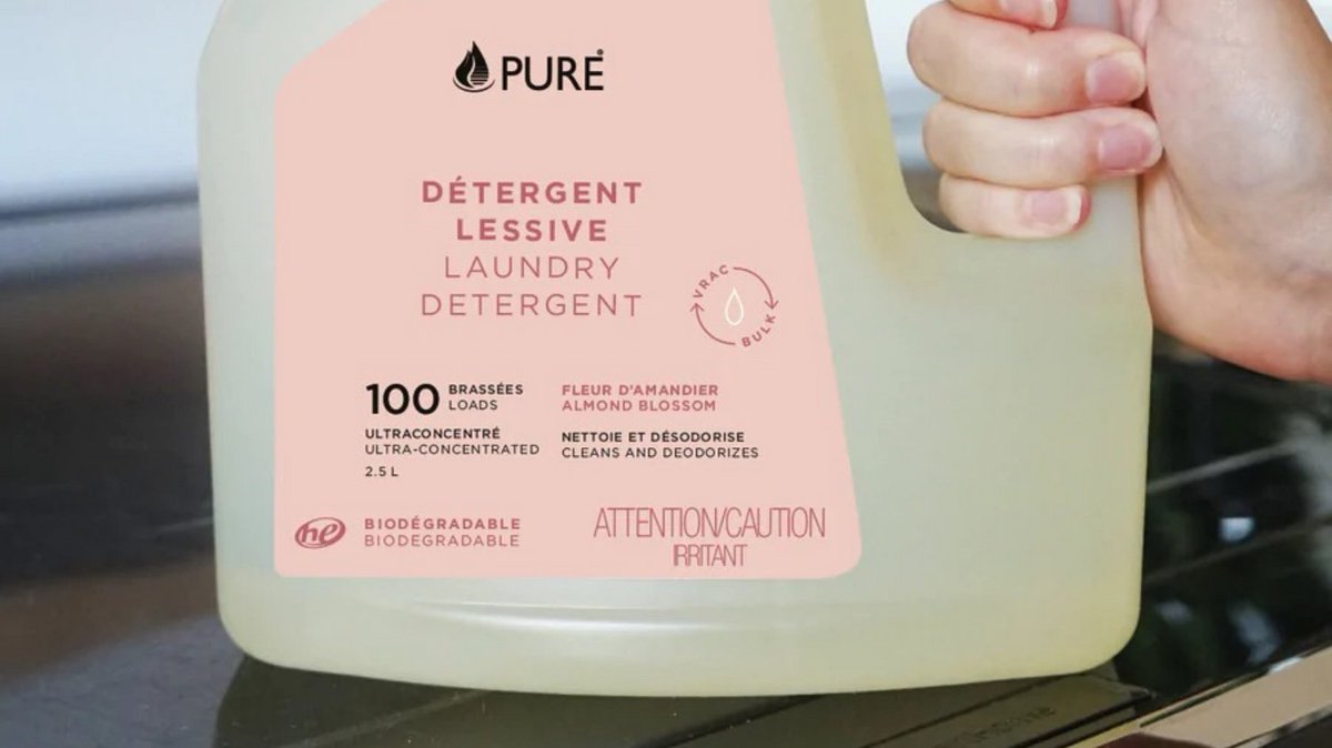 RootsRefillery's tweet image. Price compare! 👇

✨PURE liquid #laundrydetergent = 17¢ per load✨
Gain = 15¢/load
Persil = 21¢/load
Purex = 9¢/load
Tide Original = 32¢/load

Pure is super concentrated, #septicsafe and has a high dissolve rate (so you won&apos;t get build up on your clothes).