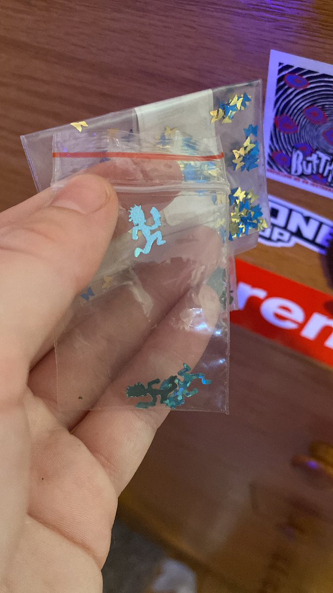 Kenzoex33's tweet photo. who had/made that silver hatchetman confetti?! they put some on big Silva. POINT EM OUT I NEEEED SOME i only found 3 on the ground :( #gotj22 https://t.co/IcdxtxlNqO