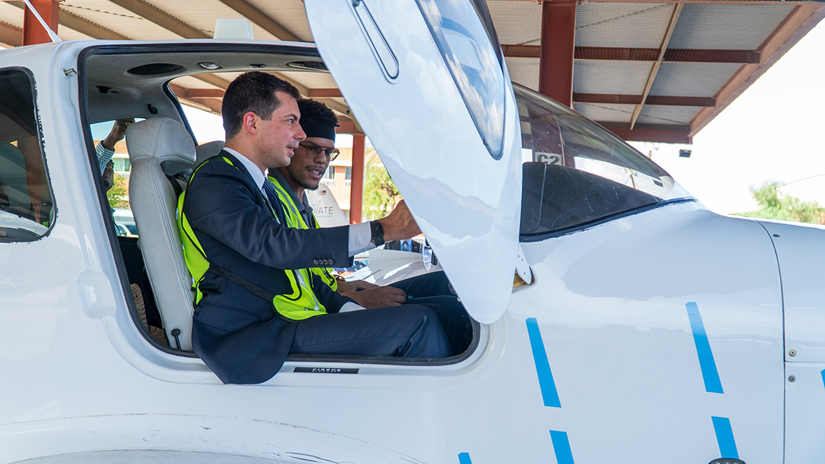 united's tweet photo. We aim to hire more than 10,000 pilots over the next decade, and our new flight school is one of the places where the journey to become a United captain begins. Thank you to @SecretaryPete for visiting United Aviate Academy and spending time with the next generation of aviators. https://t.co/y4fJPL6khP