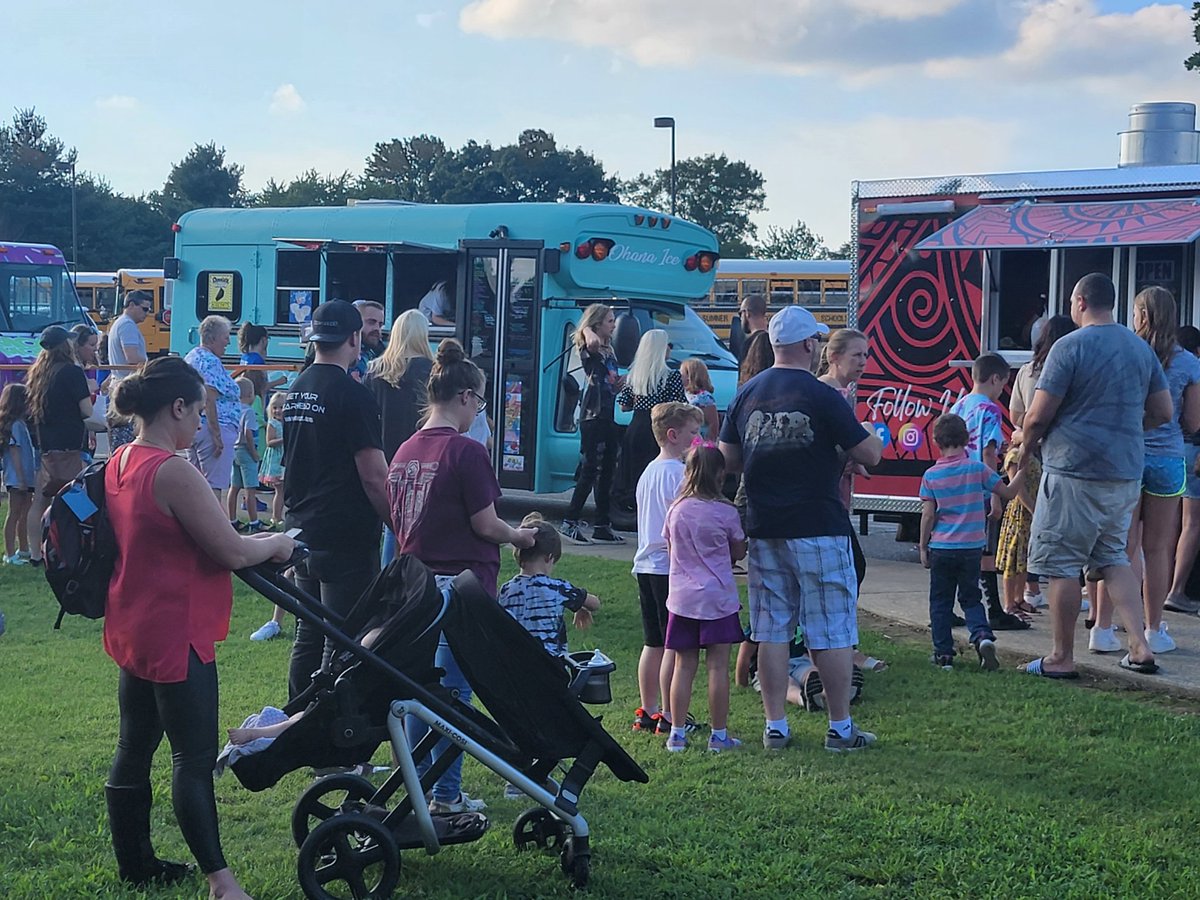 Families HB Williams enjoyed a night of meet the teacher, food trucks &amp; games at our Back 2 School Bash. @trenadyf <a href="/scottlangford72/">Scott Langford</a> <a href="/SumnerConnect/">Sumner Connect</a> <a href="/kylecraighead85/">Kyle Craighead</a>